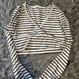 V-Neck Cropped Long Sleeve Top
